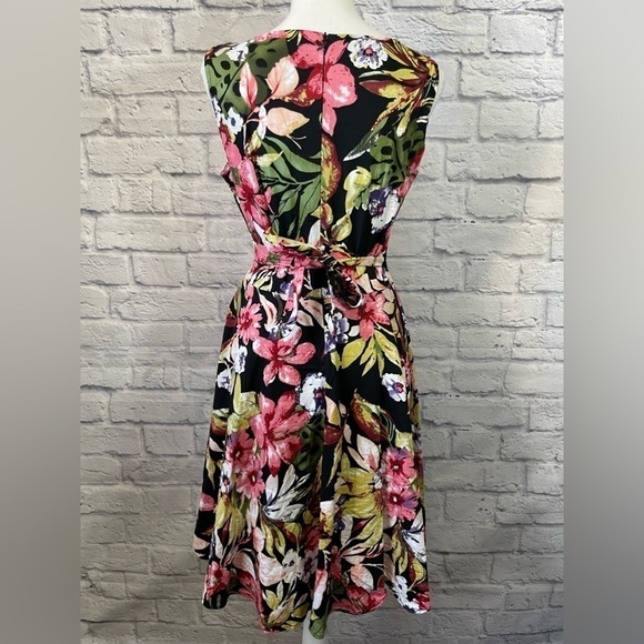 OWIN Floral Botanical Spring Garden Print Swing Dress Size Medium - Picture 5 of 9
